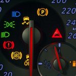 العلامات الضوئية المتواجدة في لوحة مقصورة السيارة .. ومعناها