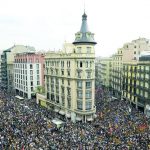 الآلاف يتظاهرون في برشلونة ضد منع استفتاء الانفصال