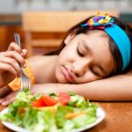 كيف تتعاملين مع طفلك الرافض لتناول الطعام؟