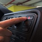 متى يجب تشغيل الأضواء التحذيرية بالسيارة؟