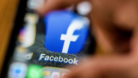 "فيسبوك" يتهم بايدن بالبحث عن "كبش فداء" heat