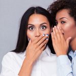 لماذا تنجذب النساء إلى النميمة؟