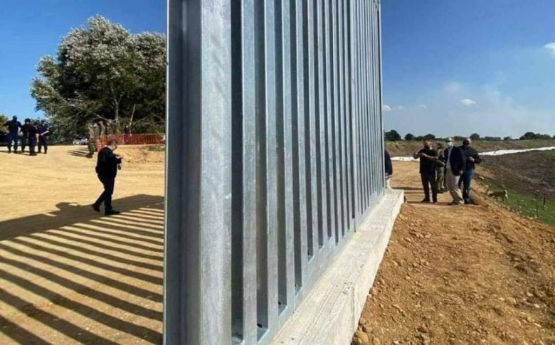 سقط جدار .. فشيدت بعده العشرات 895412