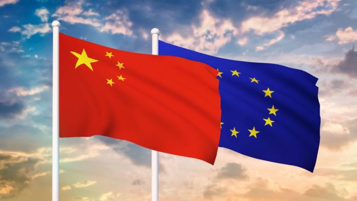 أوروبا والصين وجها لوجه eu-china-trade-flags