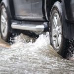 <strong>كيف تواجه انزلاق السيارة على الماء أثناء القيادة؟</strong>