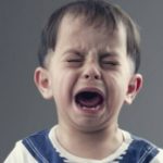 البكاء الوهمي أو المزيف للأطفال