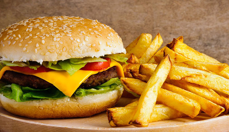 أضرار الوجبات الجاهزة على صحة طفلك image