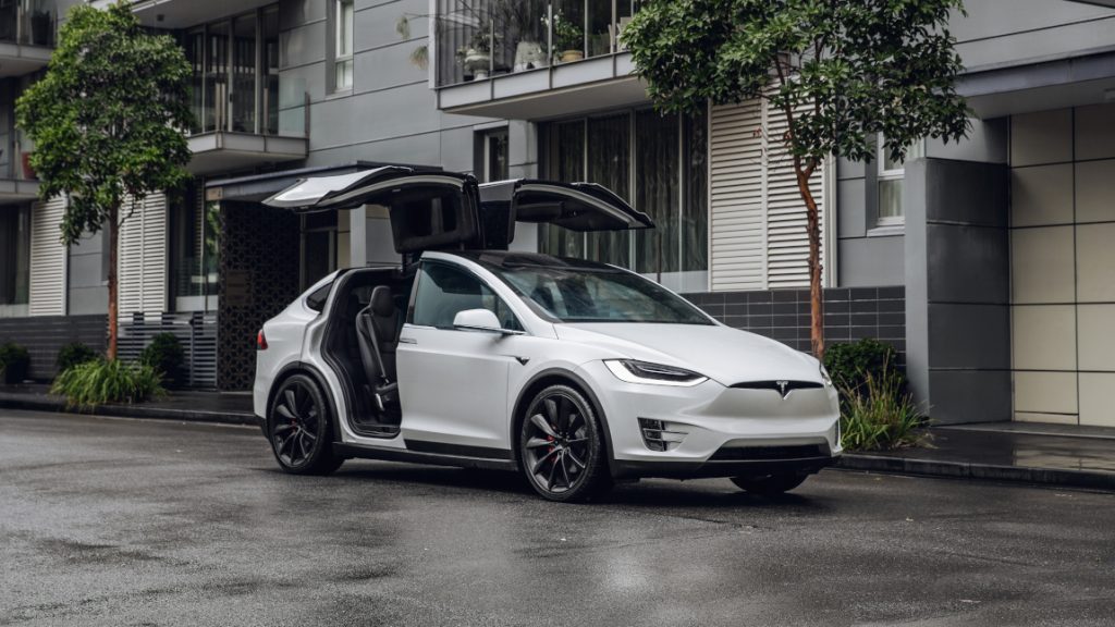 تيسلا تطمئن المستخدمين وسط مخاوف من التجسس tesla-model-x-2-1024x576
