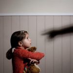 عبارات متداولة تؤذي أطفالكم