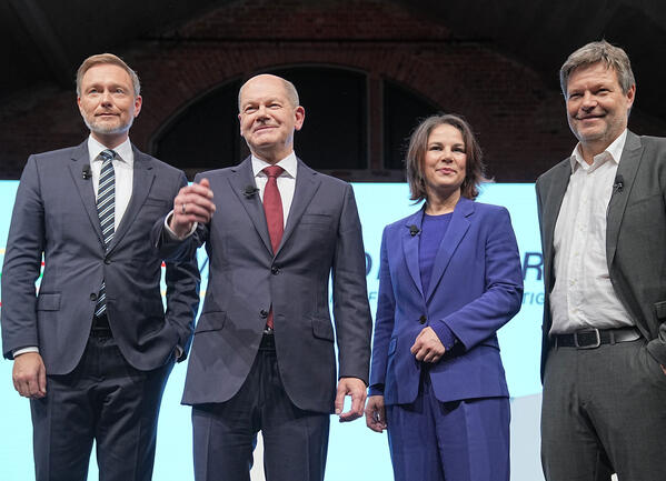 كيف تساهم سياسات الحكومة الألمانية بنشر التطرف؟ Bundesregierun