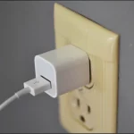 حتى بعد فصل الهاتف عنه.. الشاحن يستهلك الكهرباء