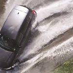كيف تواجه انزلاق السيارة على الماء أثناء القيادة؟