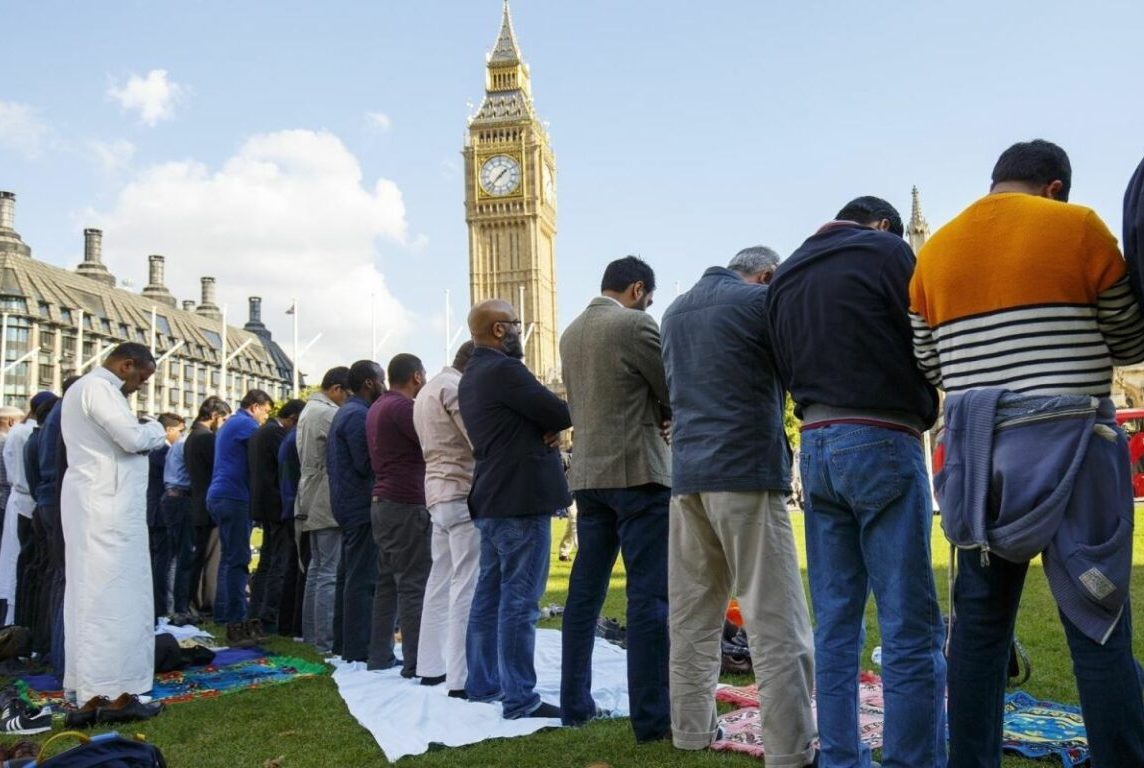 صورة-الإسلام-في-أوروبا-تتهاوى-1-1536×768