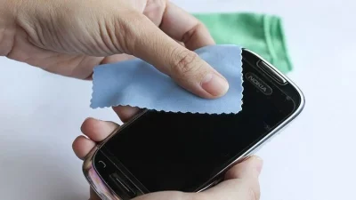 تنظيف شاشة الهاتف 985421