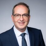 وزير الداخلية يتمسك بسياسة هجرة صارمة