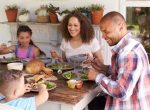 اجمعى اسرتك على مائدة الطعام واستمتعى بأسره سعيدة ومترابطة FAMILY-DINNER